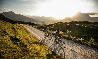 E-Bike Fahrer auf den Bergen der Kitzbüheler Alpen