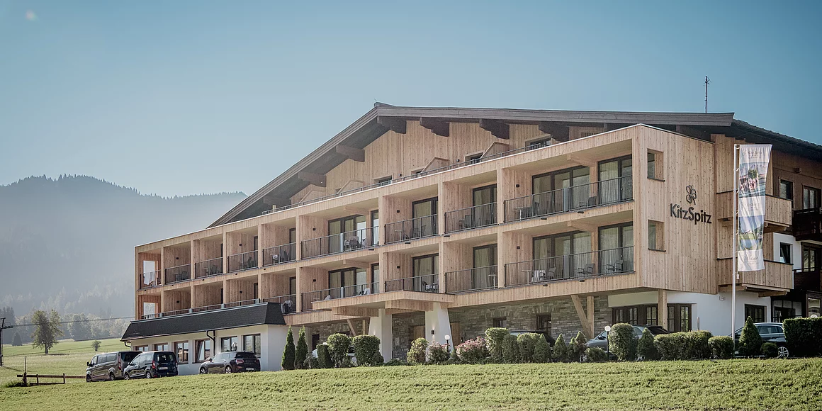Außenansicht Hotel Kitzspitz im Sommer