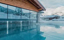 Aussenpool im Winter im Naturhotel Kitzspitz
