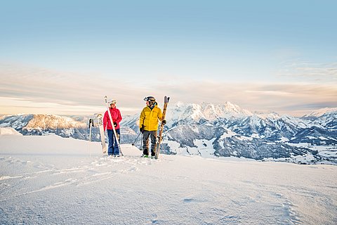 zwei Skifahrer auf den verschneiten Bergen Tirols