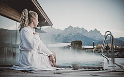 Frau im Wellnessurlaub am Außenpool vom Wellnesshotel Kitzspitz