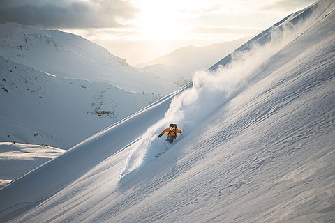 Freeriden im Skicircus im winterlichen Tirol