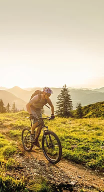 Mountainbiker im Sommerurlaub in den Kitzbüheler Alpen